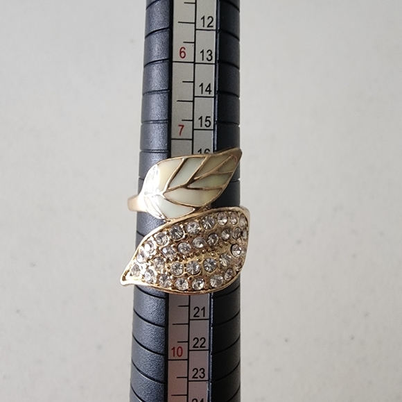 NWOT womens ring leaf style - Picture 2 of 4